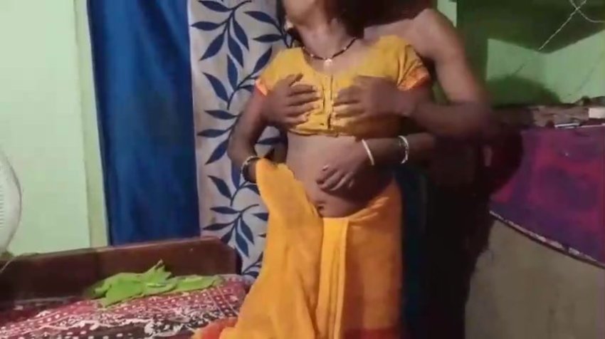 Gao Ki Aunty Ki Saree Khol Kar Maze Se Unki Chudai Ki.mp4 - Watch Full Video